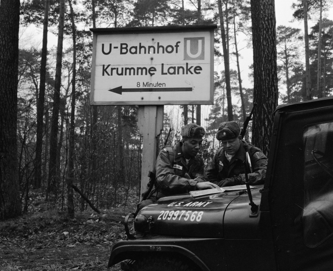 Soldaten des 6ten US-Infanterieregiments bei einer Feldübung im Grunewald, 1959.